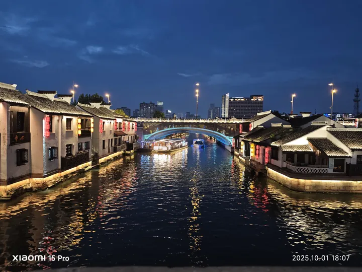 蓝调傍晚的水乡建筑和河面灯光倒影
